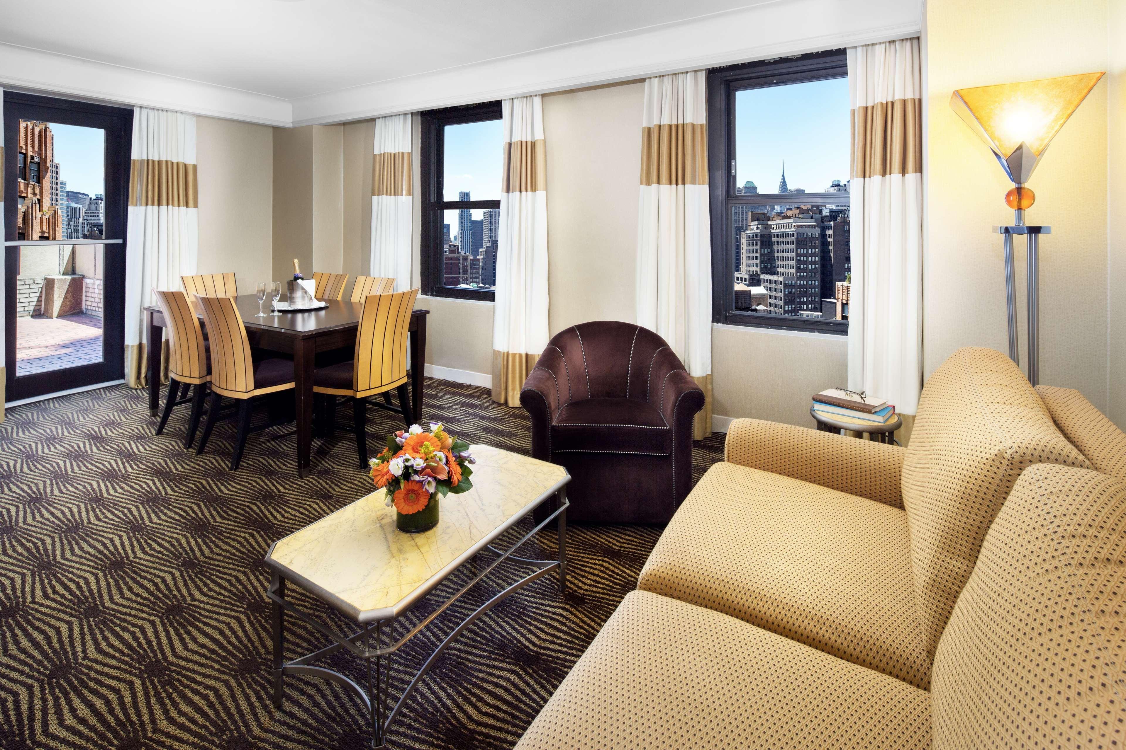 The New Yorker, A Wyndham Hotel Εξωτερικό φωτογραφία A living room in a hotel