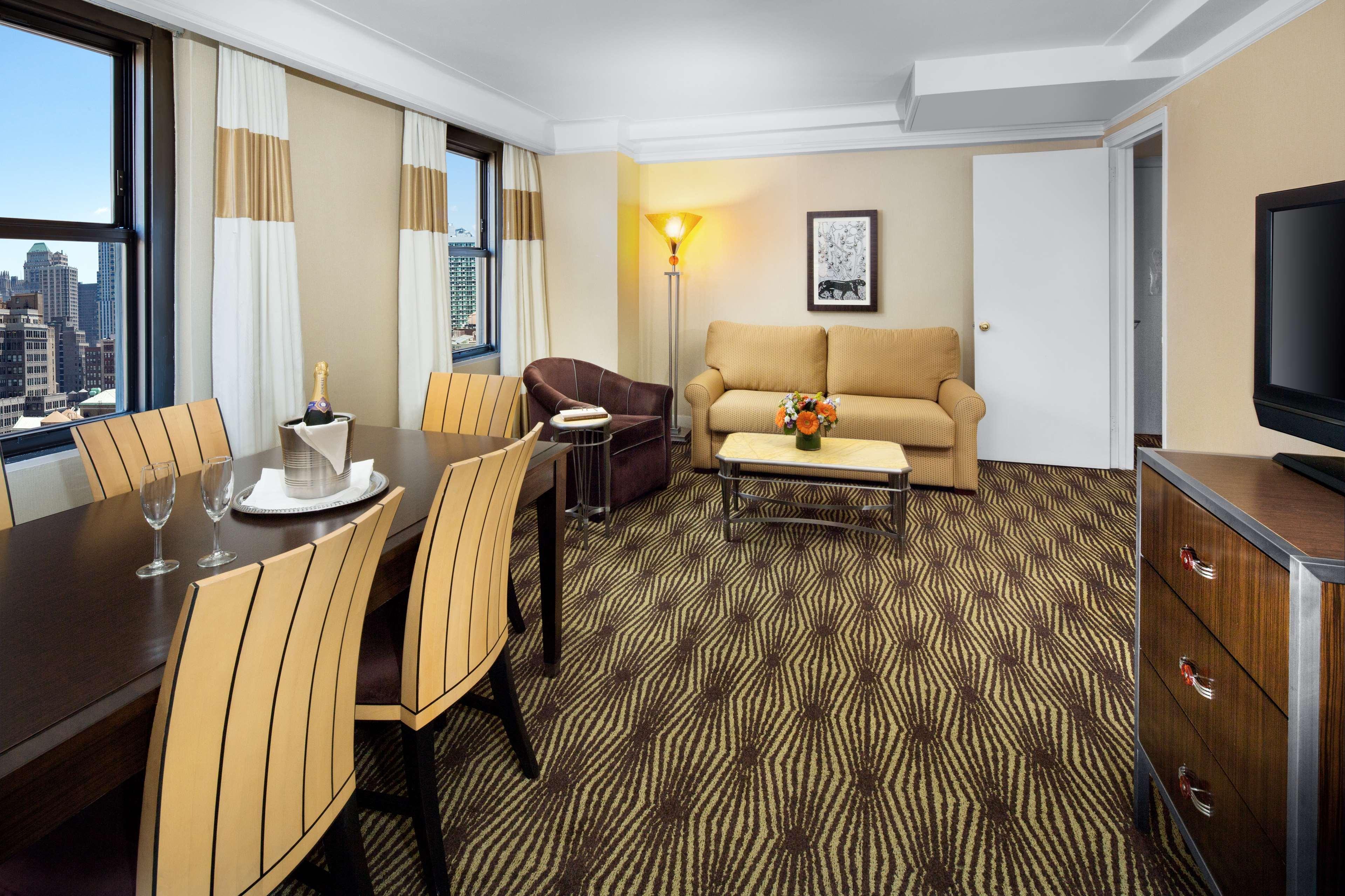 The New Yorker, A Wyndham Hotel Εξωτερικό φωτογραφία A living room in a hotel